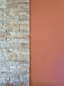 Photo de galerie - Pose de plaquette de parement et finition murale coloris terra cota. 