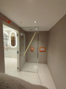 Photo de galerie - Création d'une salle de bain avec un receveur de douche à l'italienne