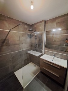 Photo de galerie - Tout installation de salle de bain 
douche italienne 
meuble lavabo 
wc suspendu 
baignoire 
etc etc