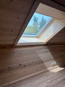 Photo de galerie - Habillage mur et fenêtre de toit en chablis et pose sol stratifié chêne 