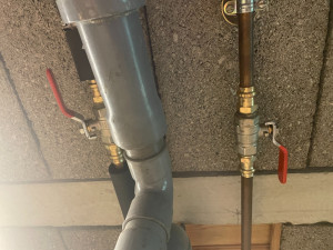 Photo de galerie - Installation de vannes d'arrêt au plafond sur une alimentation de lavabo