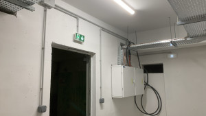 Photo de galerie - Installation éclairage et bloc de secours dans une salle informatique 