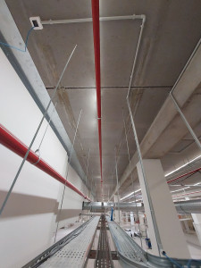 Photo de galerie -  Chantier Primark Nantes : pose de tubulures et fixation de boîtiers destinés à l’installation des caméras de vidéosurveillance. Travail réalisé proprement et avec précision. 