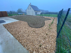 Photo de galerie - Aménagement extérieur, plantation d'arbuste et pose bâche avec copeau de bois