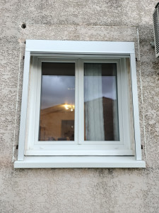 Photo de galerie - Remplacement de volet roulant et appuis de fenêtres en acier laqué.