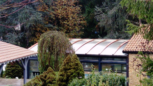 Photo de galerie - Piscine couverte, toiture polycarbonate et couvre-joint en cuivre.