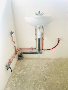 Photo de galerie - Installation d’un lavabo (pièce réalisée en atelier à l’AFPA)