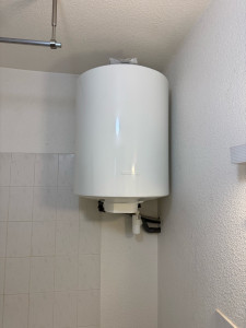 Photo de galerie - Remplacement chauffe-eau – INOV ENERGIE Pose murale soignée d’un chauffe-eau électrique avec raccordements sécurisés et mise aux normes. ? Montpellier & alentours ? Spécialiste installation et entretien de chauffe-eau.