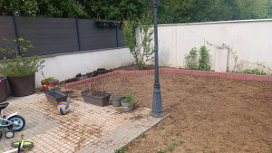 Photo de galerie - Aménagement d'un jardin avec installation de bordures, diverses plantations et pose d'un gazon Naturel sur mesure 