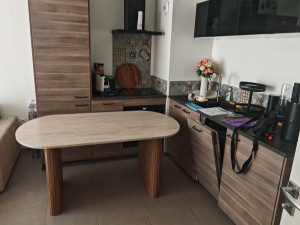 Photo de galerie - Table et cuisine 