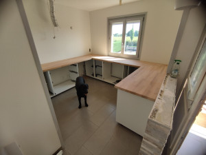 Photo de galerie - Découpe et pose d'un plan de travail en bois massif.