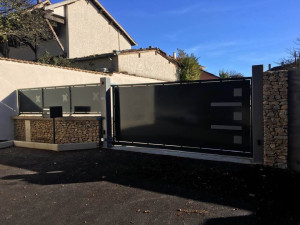 Photo de galerie - Fabrication de portail se mesure avec clôture