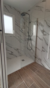 Photo de galerie - Pose receveur douche avec paroi douche et robinetterie colonne de douche 