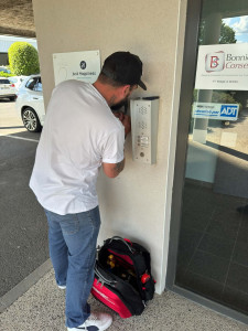 Photo de galerie - Intervention sur un digicode en immeuble d'entreprise 