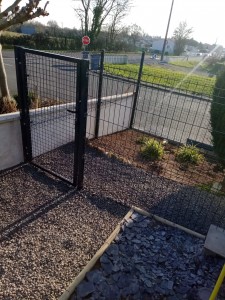 Photo de galerie - Pose de portail sur fondations et clôtures en grillage rigide pro 