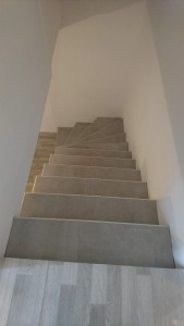 Photo de galerie - Escalier réalisé de façon à ce que tout les joints des marches soient en alignement même dans le tournant. 