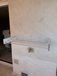 Photo de galerie - Pose d’un étendoir dépliant sur balcon.