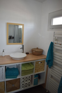 Photo de galerie - Salle d'eau rénové complète meuble, plomberie, radiateur, pose de cabine de douche. 