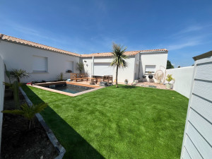 Photo de galerie - Préparations de sol et mise en place de gazon synthétique. 