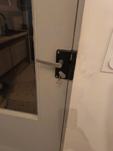 Photo de galerie - Remplacement serrure et poignée de porte 