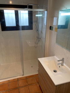 Photo de galerie - Douche & lavabo