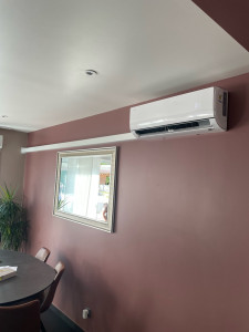 Photo de galerie -     Pose d’une climatisation Samsung mono-split assurant un confort optimal en été comme en hiver. Installation soignée et finitions propres.