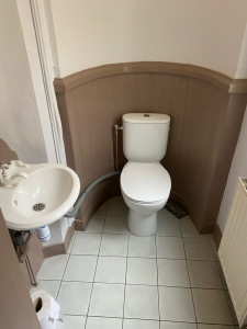 Photo de galerie - Reprise ancienne évacuation en plomb encastré, pose d’un nouveau WC avec nouvelle évacuation du lavabo et reprise alimentation du wc