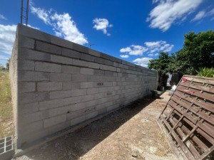 Photo de galerie - Reconstruction d’un mur de clôture 11 m de long sur 2,40 de haut 
