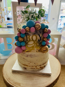 Photo de galerie - Naked cake pour une gender reveal 