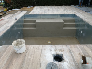 Photo de galerie - Pose dalles granit, marbre, céramique autour de la piscine 
