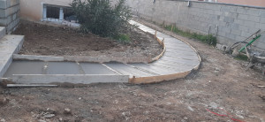 Photo de galerie - Réalisation d'un chemin d'accès dans le jardin ?