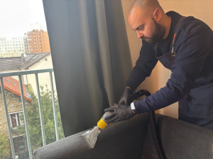 Photo de galerie - Nettoyage d'un canapé 3 places avec injecteur-extracteur professionnel Karcher Puzzi 10/1