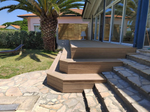 Photo de galerie - Création d'une terrasse en composite avec marches généreuses pour pouvoir servir également d'assise. 