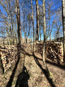Photo de galerie - Coupe, casse et empilage du bois de chauffage
