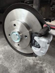 Photo de galerie - Changement du système de freinage 
disque 
plaquette 
étrier 
purge du liquide de freins