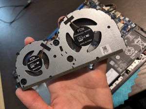 Photo de galerie - Remplacement de ventilateurs défaillants avec nettoyage et optimisation des ressources d’un appareil Lenovo. 