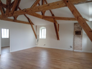 Photo de galerie - Pose de parquet,et plinthes,et ponçage et traitement charpente.