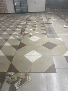 Photo de galerie - « Avec notre travail de revêtement de sol à motif soigné pour le Burger King de Rennes, nous avons apporté esthétique et élégance à l’espace. En alliant qualité et durabilité, nous avons valorisé l’image de la marque. »