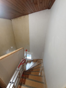 Photo de galerie - Réfection enduit sur mur suivi par pose de toile de verre suivi par mise en peinture dans une cage d'escalier