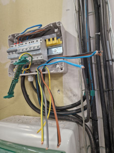 Photo de galerie - Installation tableau secondaire triphasé et tirage des câbles