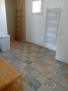 Photo de galerie - Pose d'un carrelage de salle de bain