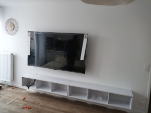 Photo de galerie - Installation de télé et meuble et cache les
 câbles à l' intérieur de cloison