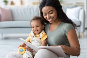 Photo de galerie - Veillent au bien-être, à l'alimentation, à l'hygiène et à la sécurité des enfants dont ils s'occupent, membres d'une ou plusieurs 