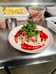 Photo de galerie - Feuilleté brebis serrano sauce piquillos 