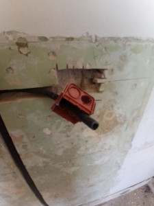 Photo de galerie - Rainurage et maçonnerie pour venir tirer la filerie et rénover une cuisine aux normes