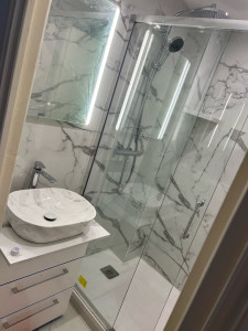 Photo de galerie - Douche avec un meuble vasque