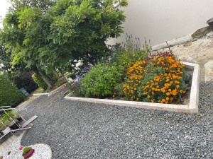 Photo de galerie - Création de massif avec bordure en travertin 