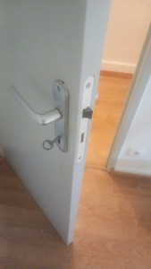 Photo de galerie - Installation d'un poignée porte ? 
