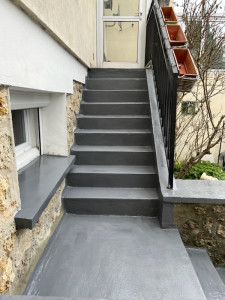 Photo de galerie - Réparation escalier ainsi qu’une protection en résine colorée(après)