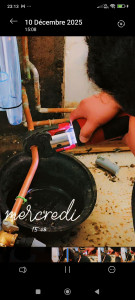 Photo de galerie - Installation cuivre avec pince sarté